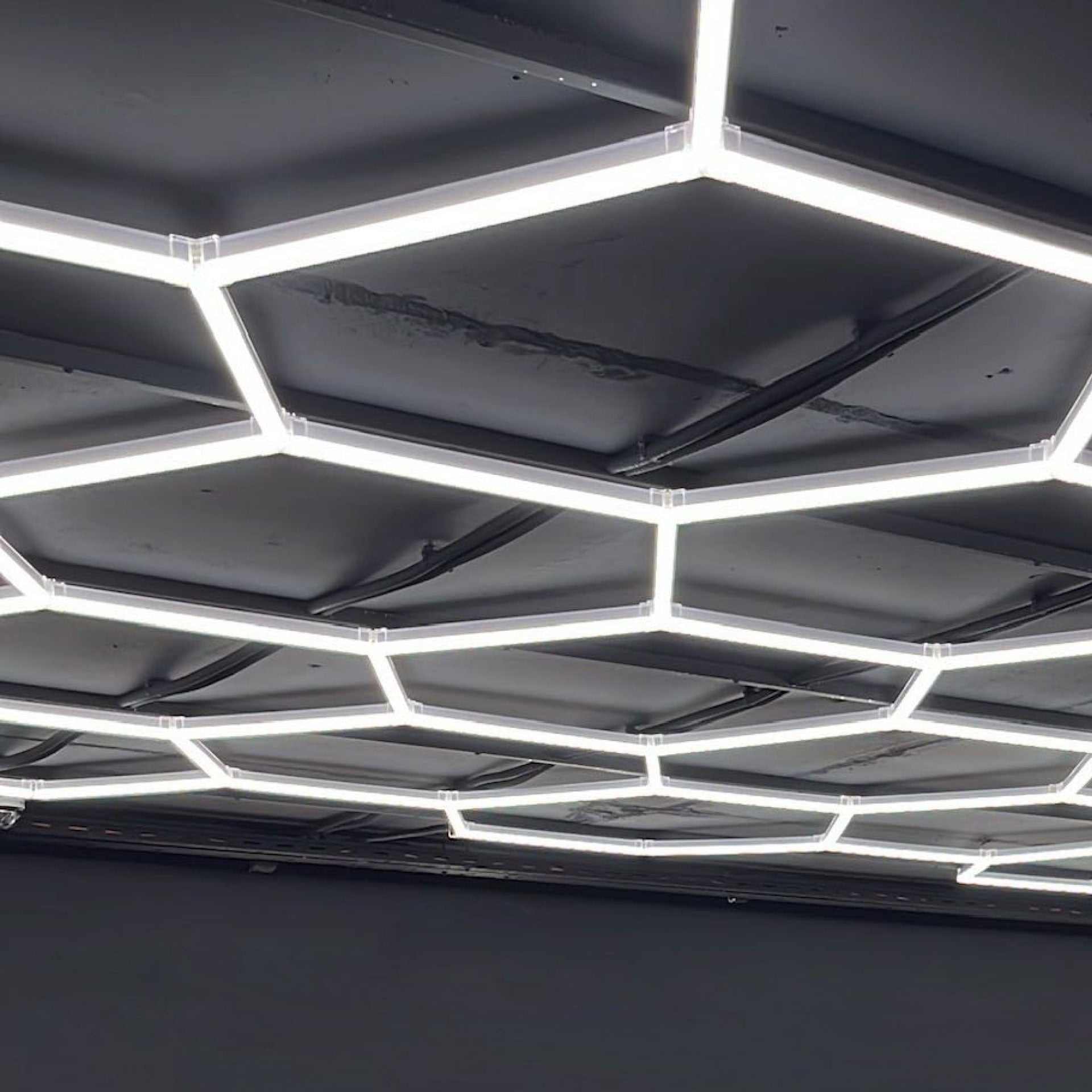 KIT SUSPENDIDO HEXAGONAL LED 610W 67,100LM 40K LUZ NEUTRA TL APP HP-LED-KIT